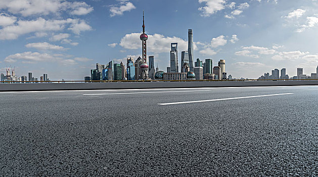 公路沥青路面和上海陆家嘴建筑群