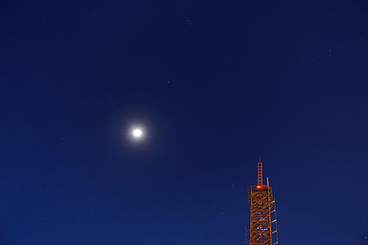 月光下的广播发射塔
