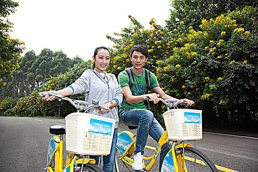 年轻大学生在校园里骑车