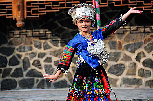 贵州千户苗寨舞蹈的年轻女性
