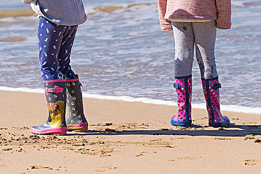 两个女孩,站立,海岸线,穿,装饰,彩色,威灵顿高帮靴