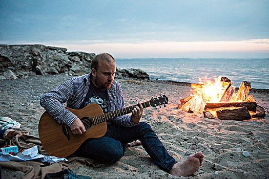 男人,演奏,吉他,营火,海滩