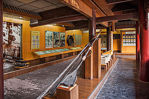 四川自贡市盐业历史博物馆展示的自贡盐业历代凿井,打井,采卤使用的各种各样工具