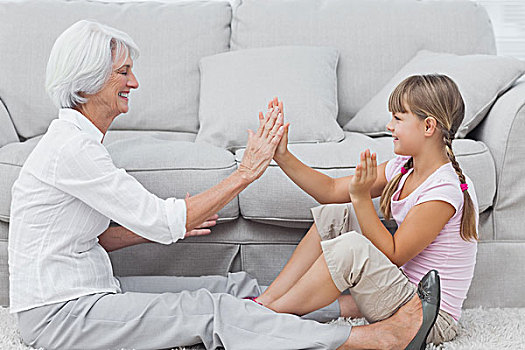 女孩,祖母,玩,一起,坐,地毯,客厅