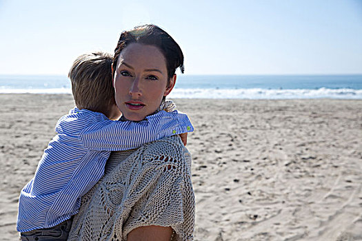 母亲,拿着,儿子,新港海滩,加利福尼亚,美国