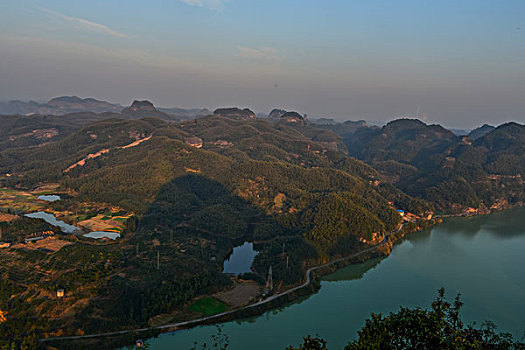 山,丹霞,河流,蓝天,黄昏,大气,田野,水电站,村庄,驴友,旅行,地质公园,丹霞地貌,绿色,灌木,树,草,水潭,素材,平面设计