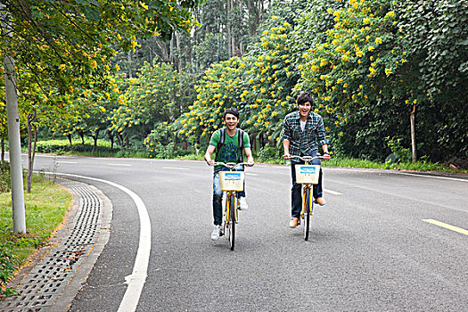 年轻大学生在校园里骑车