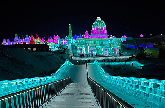 哈尔滨冰雪大世界大门夜景