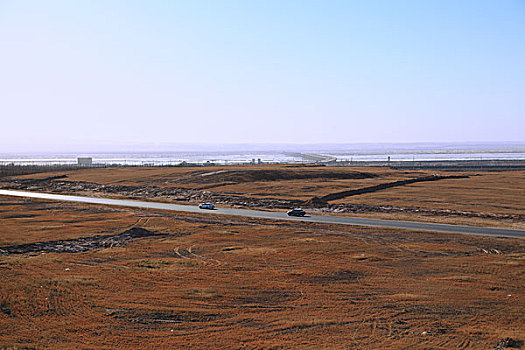 冬季草原上的公路