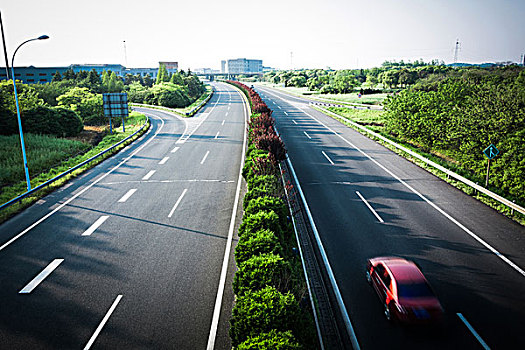 在夏季柏油路