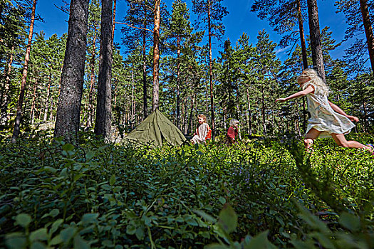 三个女孩,玩,露营,树林