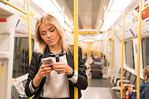 职业女性,发短信,地铁,伦敦,英国