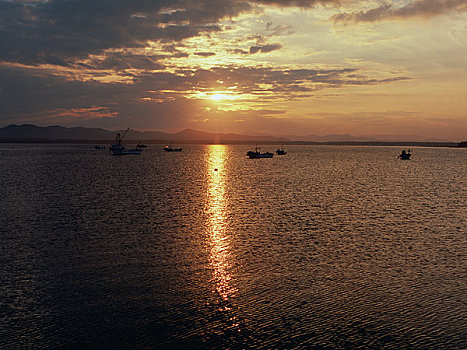 佐吕间湖,渔港,日落