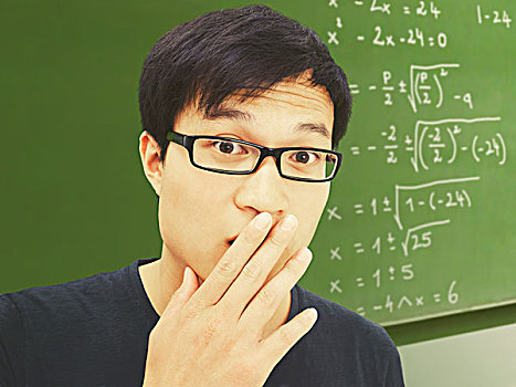 男青年,亚洲人,学生,眼镜,正面,黑板,数学,公式,吃惊,困惑