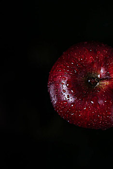 黑色背景的苹果