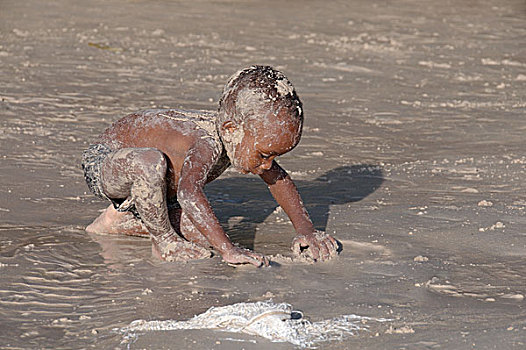 一个小孩一身泥的照片图片