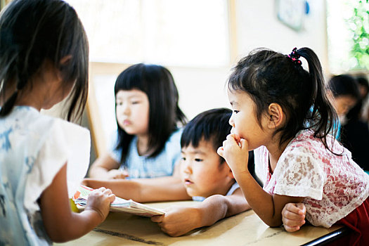 一群孩子,坐,桌子,日本人,学龄前