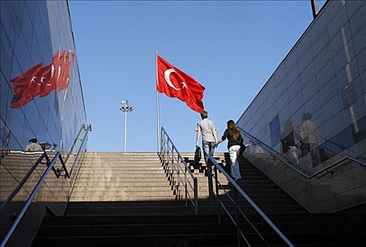 年轻,情侣,握手,走,阶梯,土耳其人,旗帜,伊斯坦布尔,土耳其