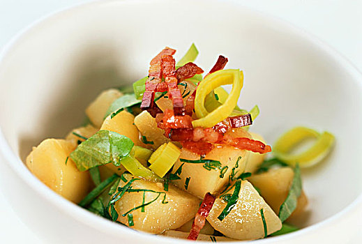 土豆沙拉,韭葱,油炸,熏肉
