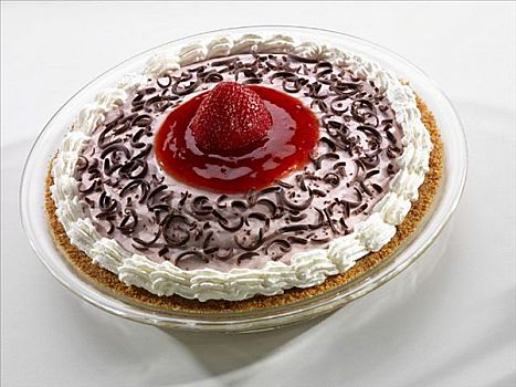 草莓奶油,馅饼,巧克力刨花,白色背景