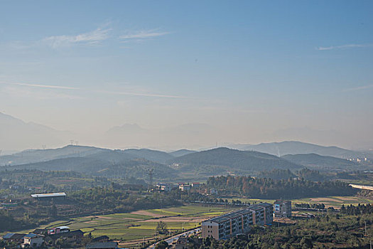 建筑群,草皮基地,道路,路面,村庄,山,树林,蓝天,云