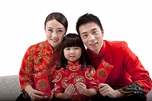 穿唐裝的三口之家和紅包
