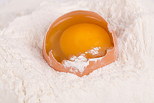 烘培食物的材料,鸡蛋和面粉