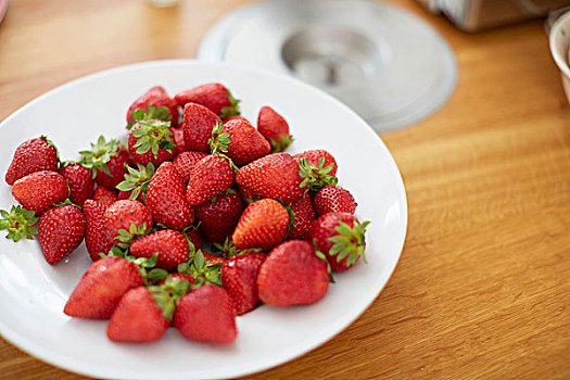 盘子,草莓,餐桌