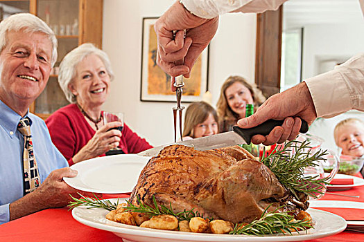 男人,切片,火鸡,家庭,圣诞晚餐