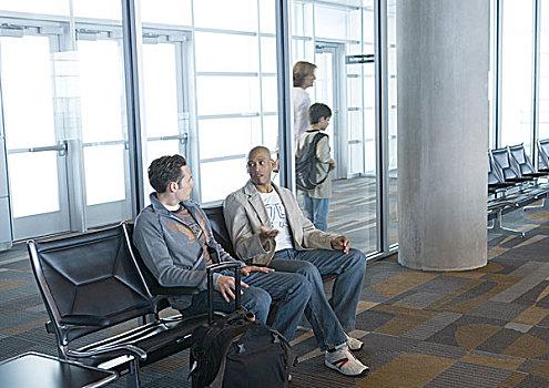 两个男人,坐,机场休息室,旅行者,走,背景