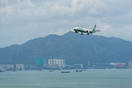 一架台湾长荣航空的客机正降落在香港国际机场