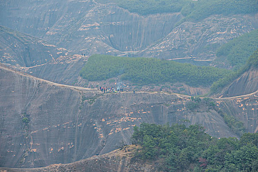 山,丹霞,游人,坡顶,驴友,旅行,地质公园,丹霞地貌,灌木,树,草,水潭,素材,平面设计