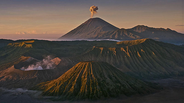 普鲁火山图片