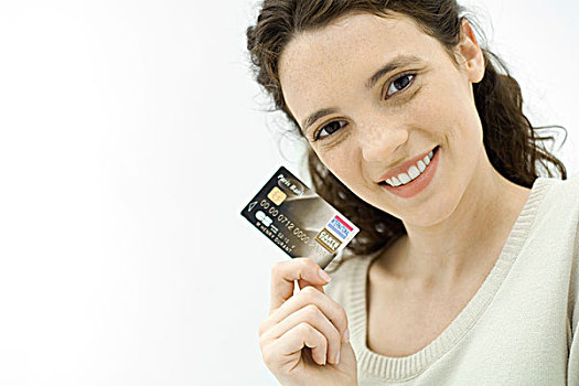 女人,拿着,信用卡,看镜头,微笑