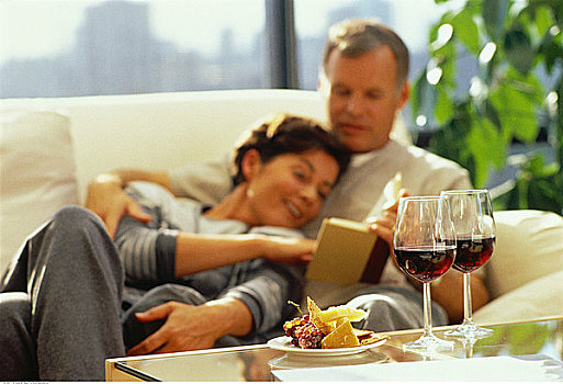 夫妻,坐,沙发,葡萄酒,奶酪,桌上