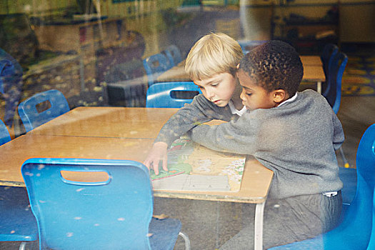 窗户,风景,两个男孩,谜题,书桌,小学,教室