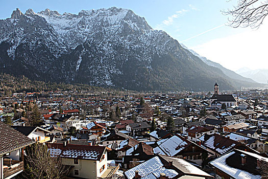 阿尔卑斯山下小镇全景