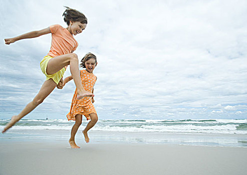 两个女孩,跑,跳跃,海滩