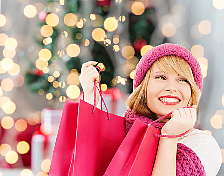 高兴,寒假,人,概念,微笑,少妇,帽子,围巾,粉色,购物袋,上方,圣诞树,背景
