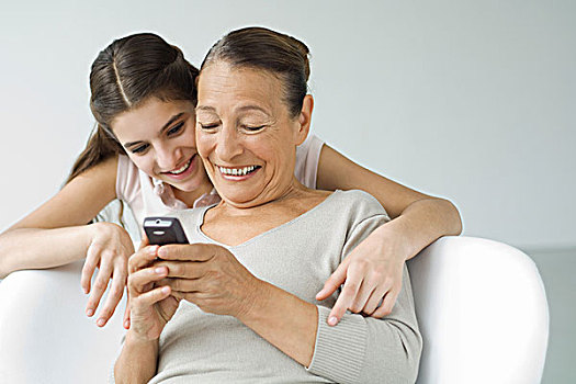 祖母,拿着,手机,孙女,看,上方,肩部