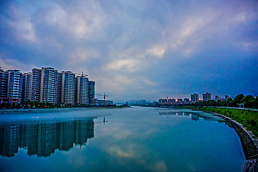 建筑群,高楼,桥,远景,河,灯,夜景,树,蓝天,白云,东江湾,游艇,船,黄昏,景色,蓝色,地标