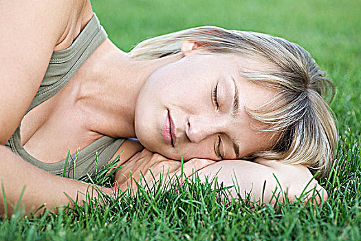 女人,睡觉,手臂,草地