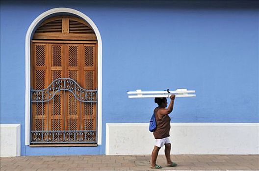 女人,走,过去,蓝色,房子,格拉纳达,尼加拉瓜,中美洲