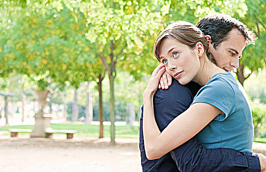 伴侣,搂抱,公园,巴黎
