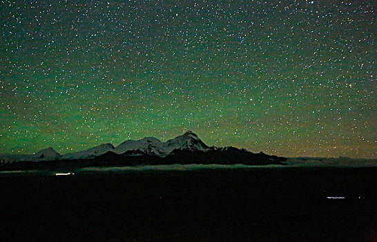 雪山和星空