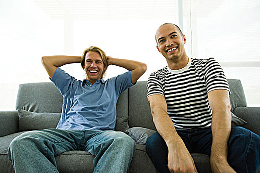 两个男人,坐,沙发,笑