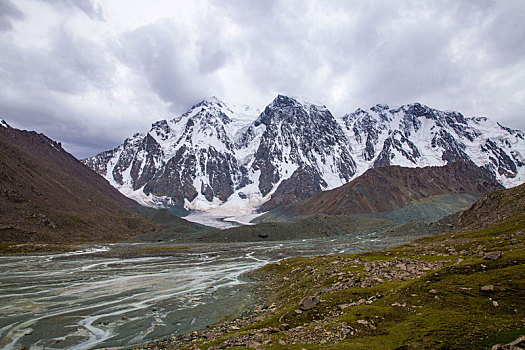 新疆天山博格达峰与白杨河高原风光