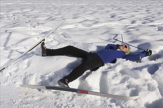 男人,穿,滑雪,卧,雪中
