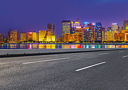 前景为城市道路广场的城市建筑群夜景