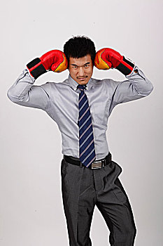 一个戴红色拳击手套的商务男士